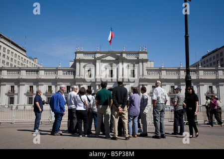 Les touristes en face de Palais Présidentiel, La Moneda, Santiago, Chili Banque D'Images