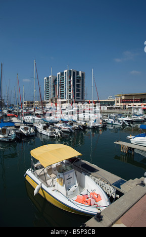 Petit bateau de plaisance QUAI HERZLIA ISRAEL Banque D'Images