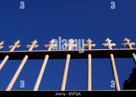 Garde-corps en fonte contre le ciel bleu Banque D'Images