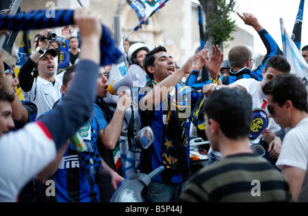 L'Inter Milan football fans célèbrent leur réussite de l'équipe à gagner la ligue italienne pour la saison 2007-2008 Banque D'Images