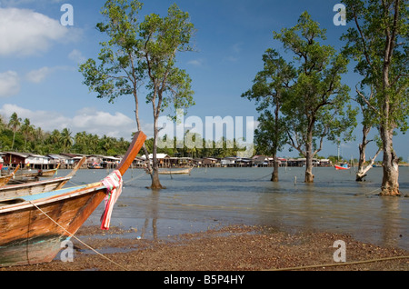 Un village de pêcheurs, dans une crique de Ko Lanta, Thaïlande. Banque D'Images