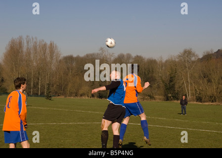 Les joueurs de football à la tête des joueurs de Soccer Football sauter de la balle Banque D'Images