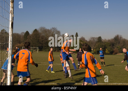 Dimanche Match de football amateur Joueurs de football difficile pour un en-tête Banque D'Images