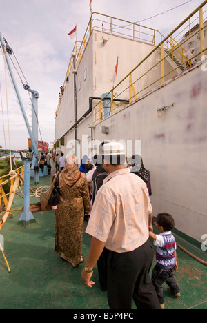 Générateur électrique flottante - navire causés par tsunami situé dans Blangcut Jayabaru, Kampung Bunge, Banda Aceh, Sumatra, Indonésie Banque D'Images