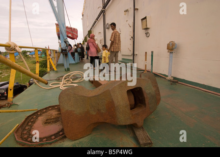 Générateur électrique flottante - navire causés par tsunami situé dans Blangcut Jayabaru, Kampung Bunge, Banda Aceh, Sumatra, Indonésie Banque D'Images