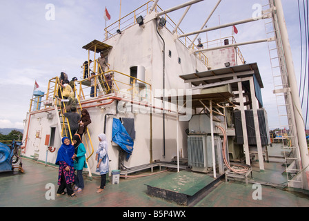 Générateur électrique flottante - navire causés par tsunami situé dans Blangcut Jayabaru, Kampung Bunge, Banda Aceh, Sumatra, Indonésie Banque D'Images