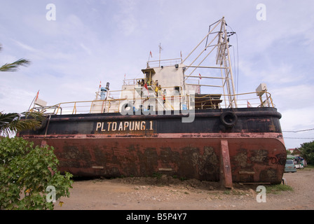 Générateur électrique flottante - navire causés par tsunami situé dans Blangcut Jayabaru, Kampung Bunge, Banda Aceh, Sumatra, Indonésie Banque D'Images