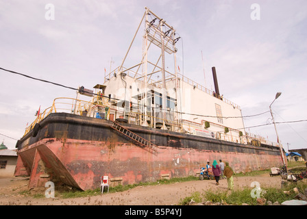 Générateur électrique flottante - navire causés par tsunami situé dans Blangcut Jayabaru, Kampung Bunge, Banda Aceh, Sumatra, Indonésie Banque D'Images