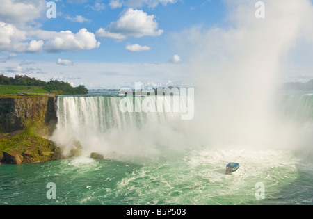 Maid of the Mist Boat cruise avec les touristes en bleu d'imperméables Horseshoe Falls sur la rivière Niagara, Ontario Canada Banque D'Images