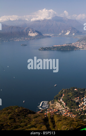 Belle vue sur le lac Majeur et les Alpes de haut de Sasso del Ferro mont accessible par funiculaire de Laveno, Varese, Italie Banque D'Images