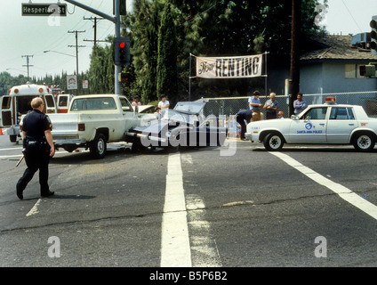 Les agents de police traitent de auto collision. Banque D'Images