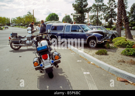 Les agents de police traitent de auto collision. Banque D'Images