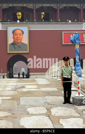 Garde à la porte de la paix céleste, la Place Tiananmen, qui sert comme entrée de la Cité interdite à Pékin central Banque D'Images