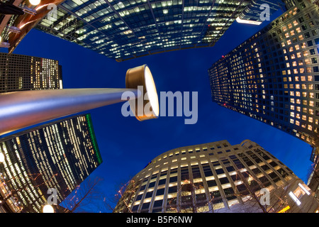 Financial District, édifices illuminés à la tombée de la nuit, Canary Wharf, London, England, UK Banque D'Images