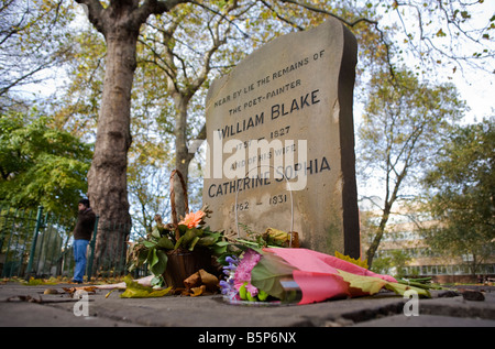 Fleurs prévues pour commémorer poète et artiste William Blake (1757 - 1827) qui est enterré ailleurs dans le cimetière Bunhill Fields Banque D'Images