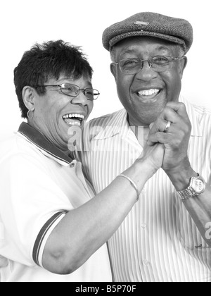 Un couple afro-américain âgé aime danser ensemble. Banque D'Images