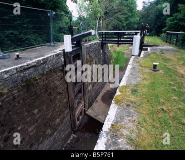 Les portes ouvertes et drainé chambres d'un verrou sur le Canal de Monmouthshire et Brecon pendant l'entretien en 2008 à Llangynidr, Powys, Pays de Galles du Sud Banque D'Images