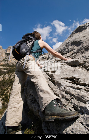 Young adult female hiker grimpe sur le calcaire des pierres sur les gorges du Verdon, France Banque D'Images