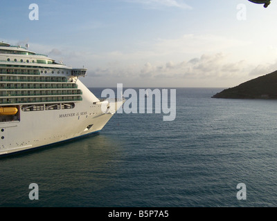 Un bateau de croisière quitte le port de Charlotte Amalie, St Thomas, Îles Vierges, silhouetté contre un été magnifique coucher du soleil. Banque D'Images