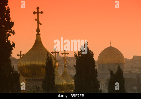 Eglise orthodoxe russe dômes et Dôme du rocher sur le mont du Temple VIEILLE VILLE JÉRUSALEM ISRAËL Banque D'Images