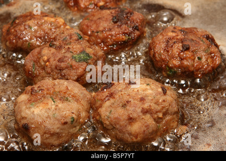 Les boulettes à la poêle dans l'huile d'olive chaude recipie grec Banque D'Images