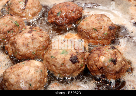 Les boulettes à la poêle dans l'huile d'olive chaude recipie grec Banque D'Images
