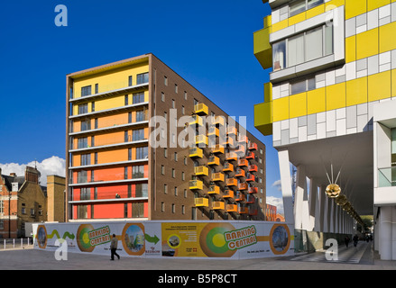 Développement résidentiel à Barking East London intégrant une bibliothèque et un hôtel Banque D'Images