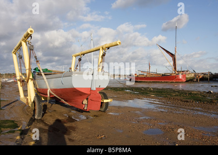 Petit bateau de pêche en bois dans un socle prêt à lancer après peinture anti Fouling a été appliquée la broche Mill Suffolk Banque D'Images