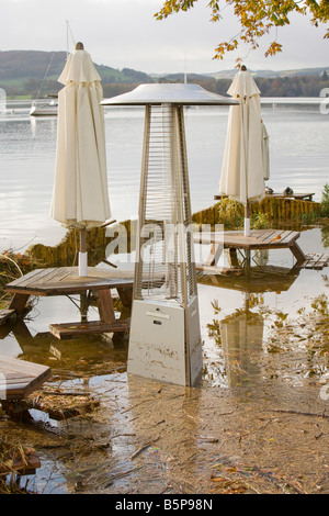 Inondations dans le café en plein air de l'Wateredge Inn à Waterhead sur le lac Windermere à Ambleside UK Banque D'Images