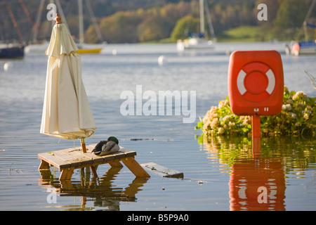 Inondations dans le café en plein air de l'Wateredge Inn à Waterhead sur le lac Windermere à Ambleside UK Banque D'Images