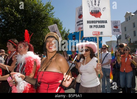 Royaume-uni, Angleterre, 4 août 2007. Le défilé passe devant pendant les célébrations de la fierté gaie à Brighton. Banque D'Images