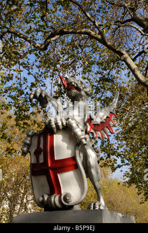 Une statue de griffin marquant la ville de London frontières Banque D'Images