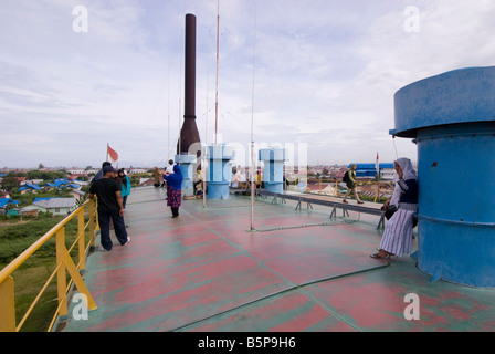 Générateur électrique flottante - navire causés par tsunami situé dans Blangcut Jayabaru, Kampung Bunge, Banda Aceh, Sumatra, Indonésie Banque D'Images