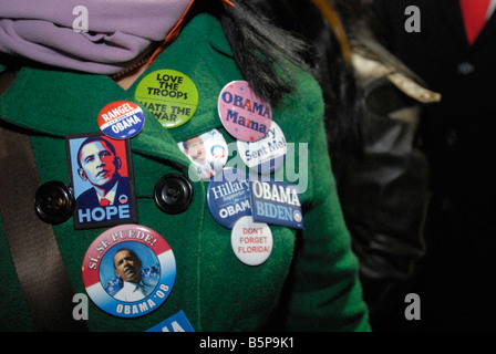 Des milliers de partisans de Barack Obama regardez les résultats de l'élection lors d'un rassemblement en sur la 125 Rue à Harlem à New York Banque D'Images