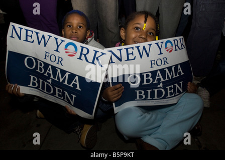 Les partisans de Barack Obama regardez les résultats de l'élection lors d'un rassemblement en sur la 125 Rue à Harlem à New York, le soir de l'élection Banque D'Images