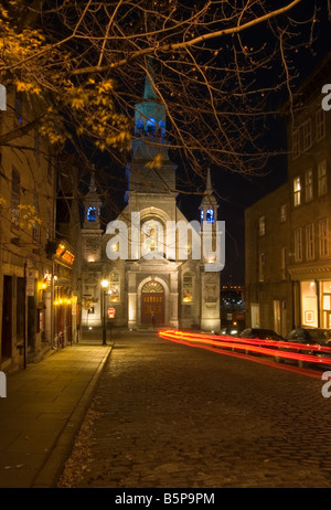 Une vue de la nuit de l'Église Bonsecours sur la rue Saint-Paul dans le vieux Montréal, avec la traînée de déménagement de voiture Banque D'Images