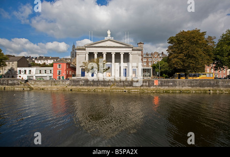 L'église St Mary sur Pape's Quay et la rivière Lee, Cork, Irlande Banque D'Images