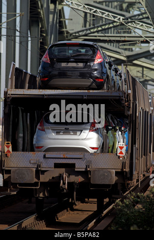 Nouvelle Ford Fiesta voitures transportées par chemin de fer sur le Rhin à partir de son usine de Cologne, en Allemagne. Banque D'Images