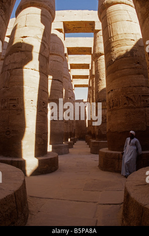 Colonnes de la salle hypostyle du Temple de Karnak, Louxor, Egypte,. Banque D'Images