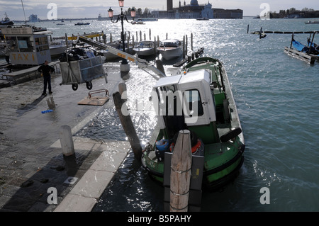 Tôt le matin, la collecte des déchets, Venise Banque D'Images