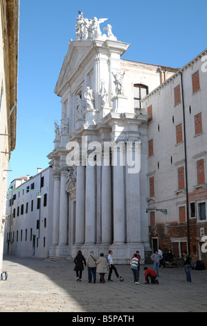 Les enfants italiens jouant au football dans le Campo dei Gesuiti, Venise du Nord, l'église est Santa Maria Assunta (Refugee). Banque D'Images