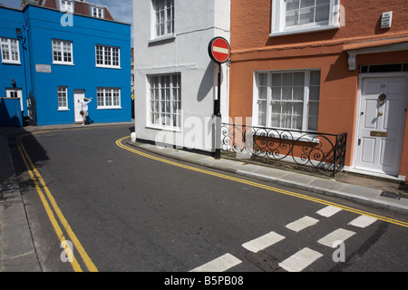Seul piéton est sur le point d'entrer dans une propriété dans la rue calme à sens Godfrey Street, près de King's Road, Chelsea London SW3 Banque D'Images