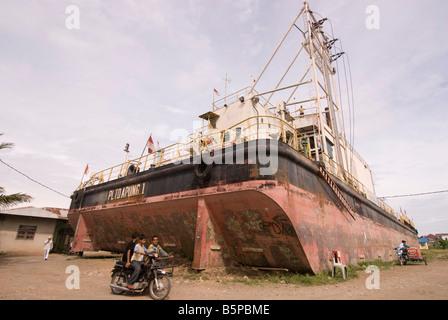 Générateur électrique flottante - navire causés par tsunami situé dans Blangcut Jayabaru, Kampung Bunge, Banda Aceh, Sumatra, Indonésie Banque D'Images