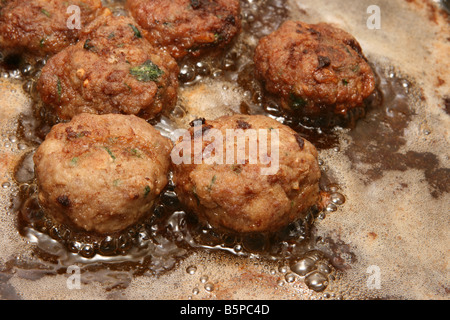 Les boulettes à la poêle dans l'huile d'olive chaude recipie grec Banque D'Images