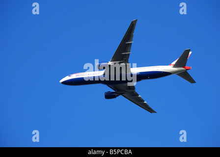 British Airways Boeing 777 qui a décollé de l'aéroport de Heathrow, Londres, Angleterre, Royaume-Uni Banque D'Images