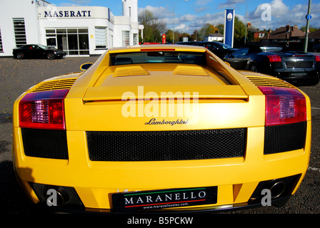 Lamborghini Gallardo GT3 jaune garé à Maranello Ferrari concessionnaire yard, Egham, Surrey, Angleterre, Royaume-Uni Banque D'Images