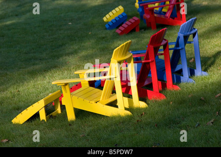 Trois chaises colorées au soleil Banque D'Images