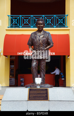 Le Dr Albert Claude Whathey Statue Cruise Ship Terminal Philipsburg Ville Île St Martin Antilles néerlandaises Caraïbes Banque D'Images