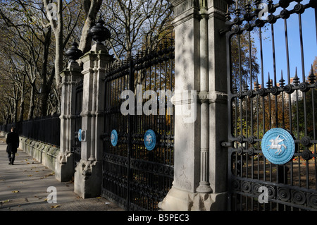 Un homme qui marche au-delà du Middle Temple Garden Gate sur Victoria Embankment, London, UK Banque D'Images