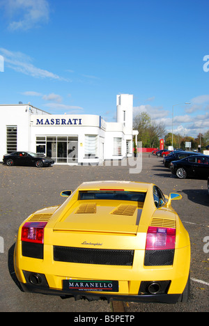 Lamborghini Gallardo GT3 jaune garé à Maranello Ferrari concessionnaire yard, Egham, Surrey, Angleterre, Royaume-Uni Banque D'Images